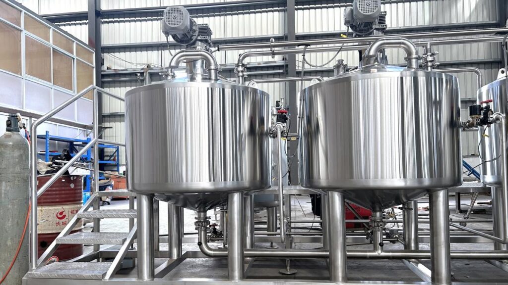 chemical mixing tanks with agitators